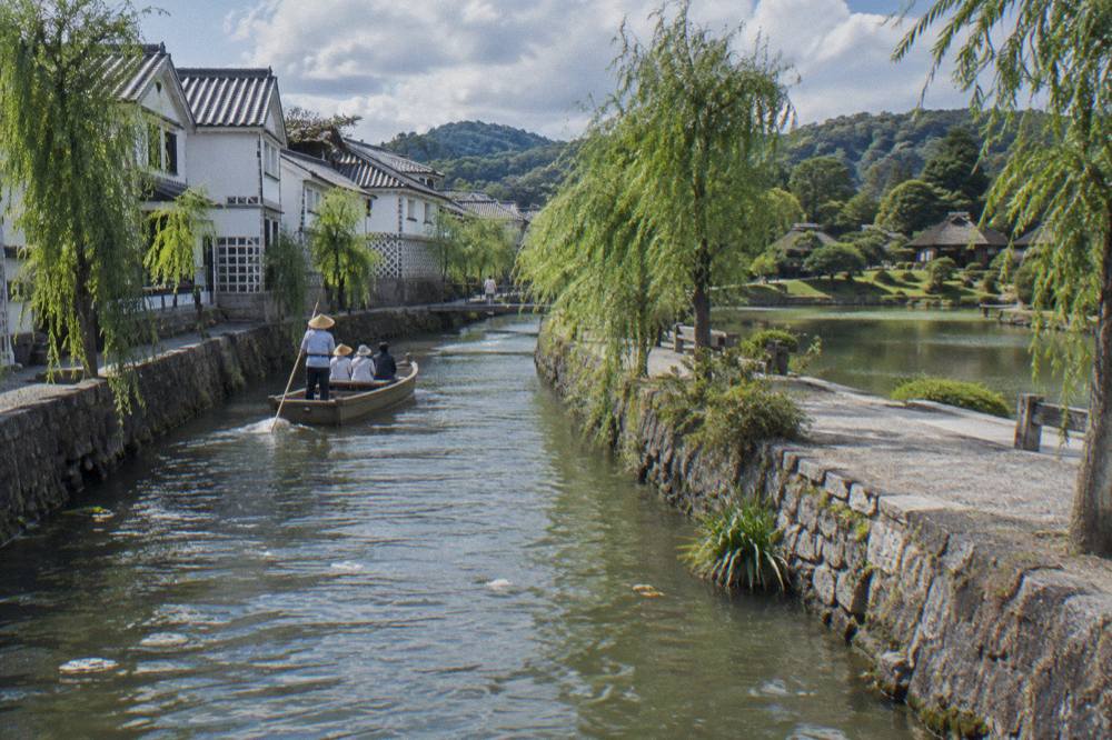 A landscaped Japanese garden with a large pond, lawns and tea houses in Okayama